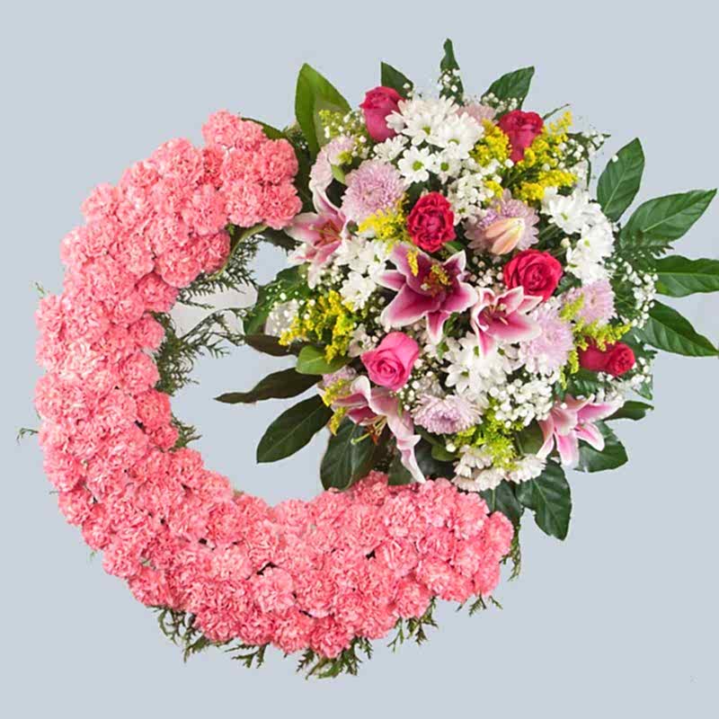 Corona de flores para el tanatorio de Madrid de claveles rosas.