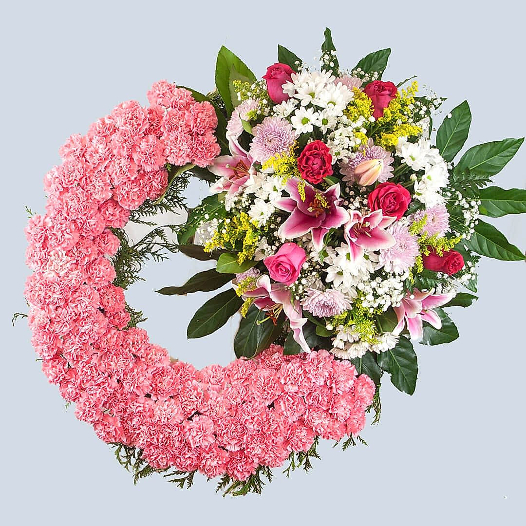 Corona de flores para el tanatorio de Madrid de claveles rosas.