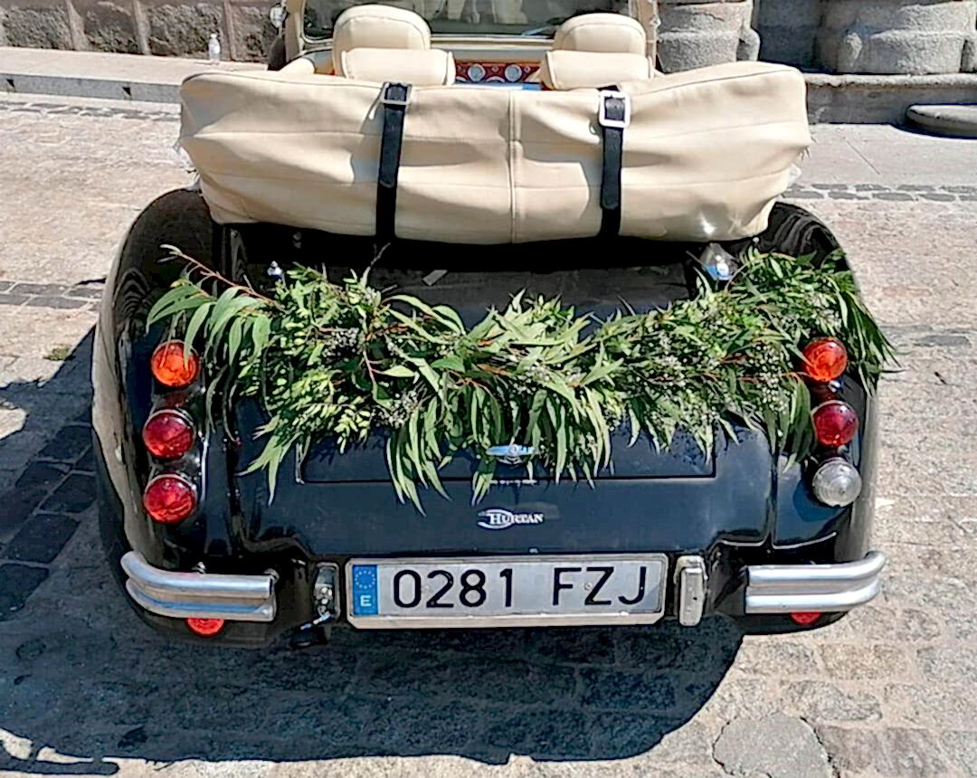 Guirnalda decorativa para el coche de boda.