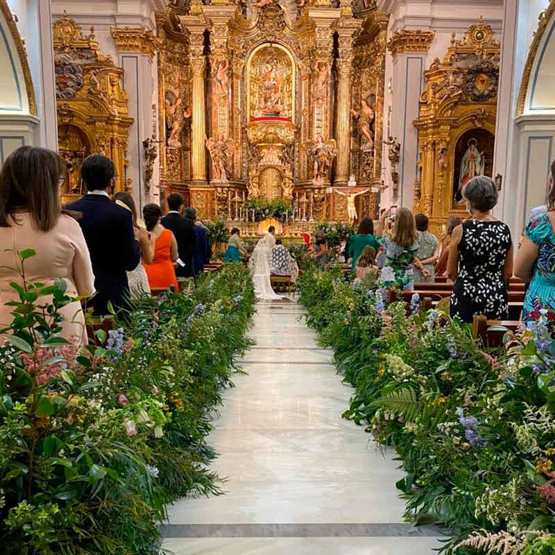 Flores para pasillo de iglesia de boda