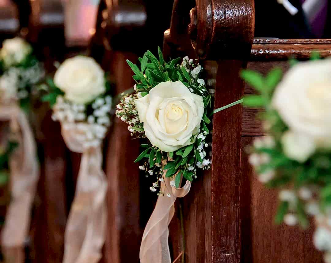 Ramilletes de rosa blanca para iglesia en boda.