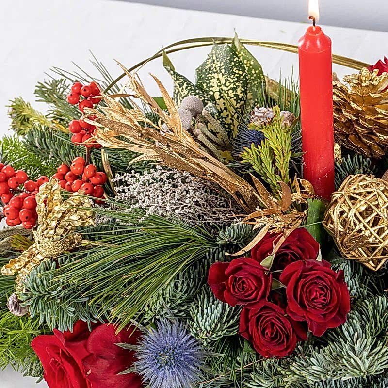 Detalle de Centro de mesa para navidad con flores naturales.