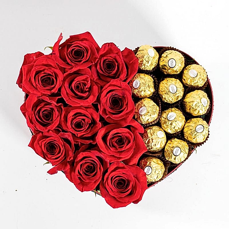 detalle caja de rosas y ferrero roche.