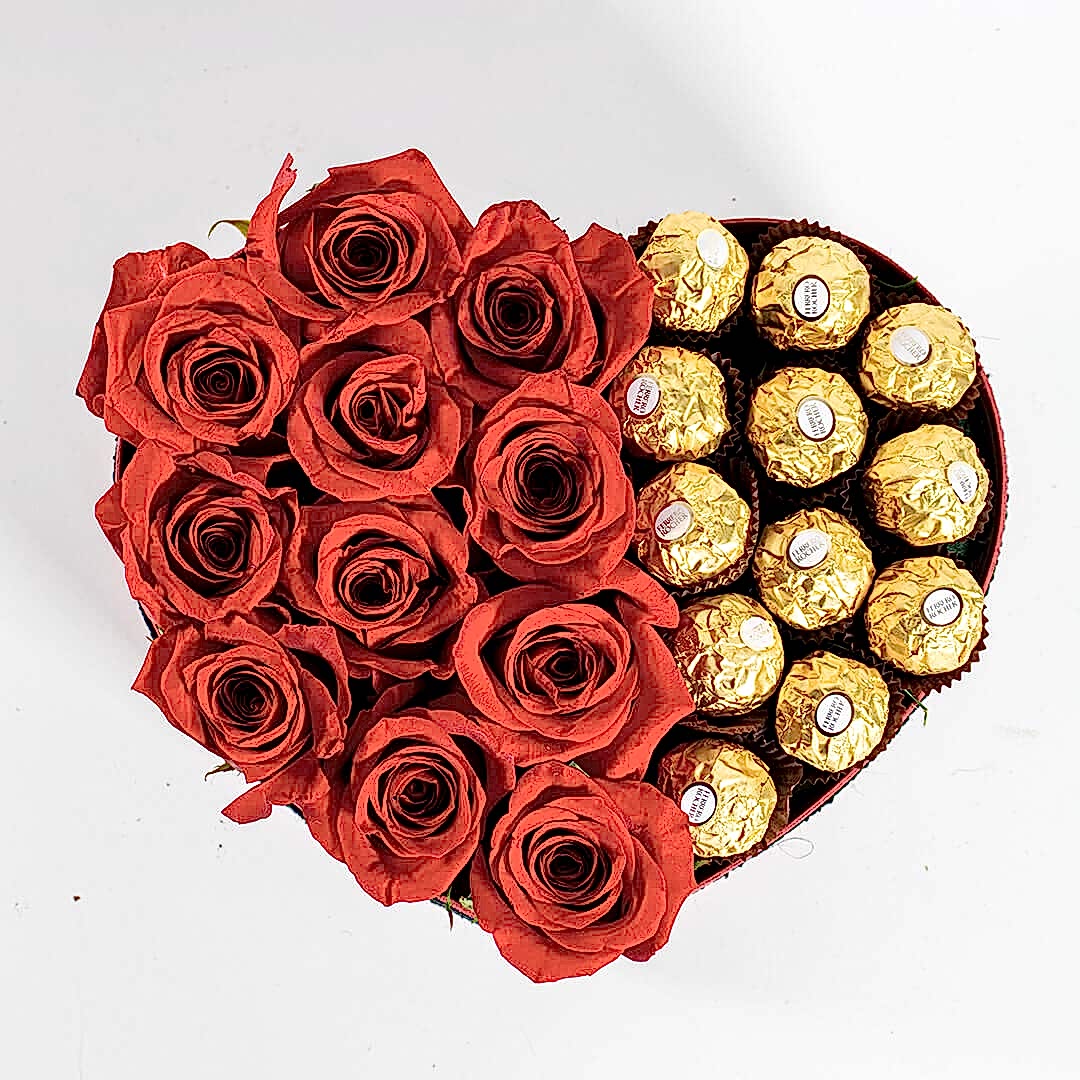 detalle caja de rosas y ferrero roche.