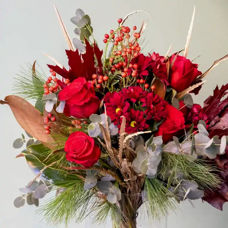 Otro detalle de Ramo de flores navideño en tonos rojos y cálidos. Perfecto para regalar a domicilio en Madrid.